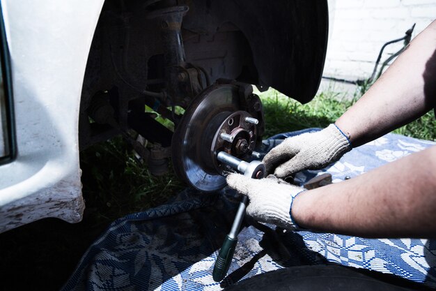 Autoreparaturen. Radwechsel.Fahrer wechselt das Rad am Auto