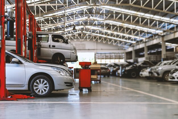 Autoreparaturstation mit Weichzeichner und Überlicht im Hintergrund