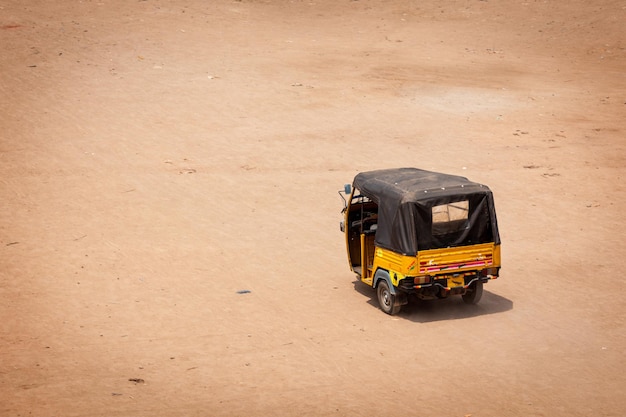 Foto autorickshaw en la calle india