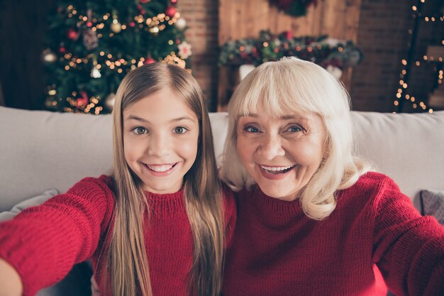 Autorretrato de abuela nieto preadolescente pasar vacaciones de invierno en casa decorada