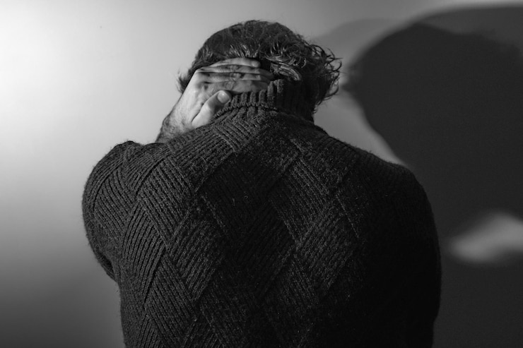 Foto autorretrato del fotógrafo contra la pared