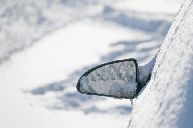 Foto autorückspiegel auf schneebedecktem auto