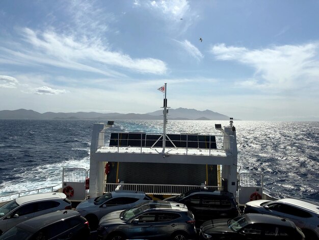 Autos auf dem Meer gegen den Himmel