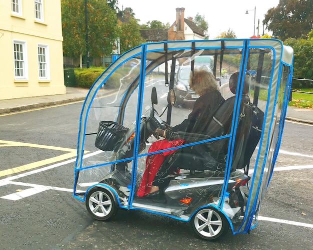 Foto autos auf dem parkplatz geparkt