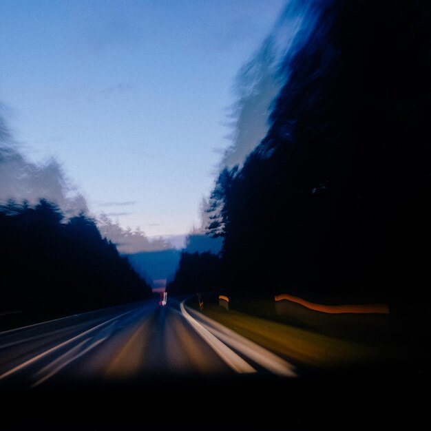 Foto autos auf der straße gegen den himmel