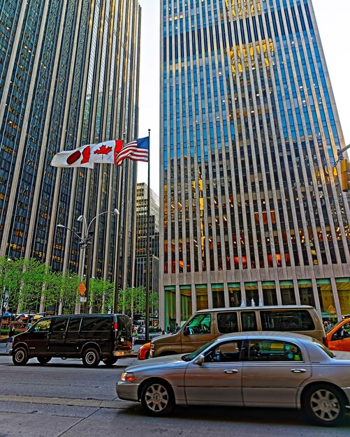 Autos auf der Straße im Financial District in Lower und Downtown Manhattan, New York, USA. Skyline und Stadtbild mit Wolkenkratzern in den Vereinigten Staaten von Amerika, NYC, US. Straße und amerikanische Architektur.