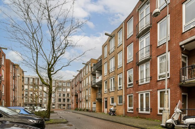 Autos auf der Straße in der Stadt gegen den Himmel