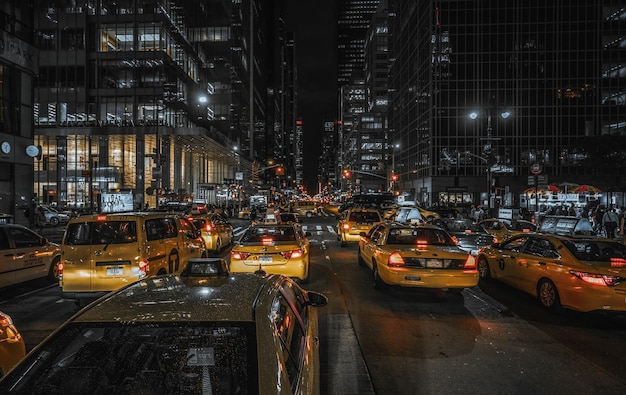 Autos auf der Straße in der Stadt in der Nacht