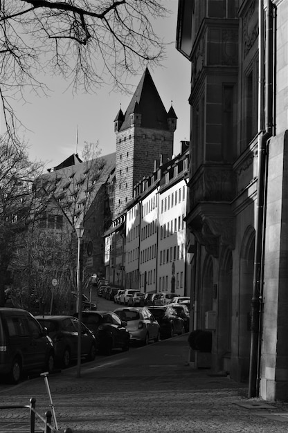Autos auf der Straße inmitten von Gebäuden in der Stadt.