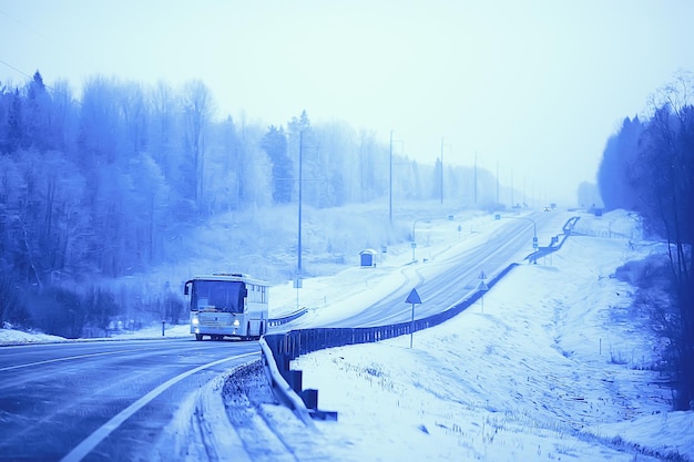 Autos auf der Winterstraße Stau Stadt / Winterwetter auf der Stadtautobahn, der Blick vom Auto in die Nebel- und Schneestraße