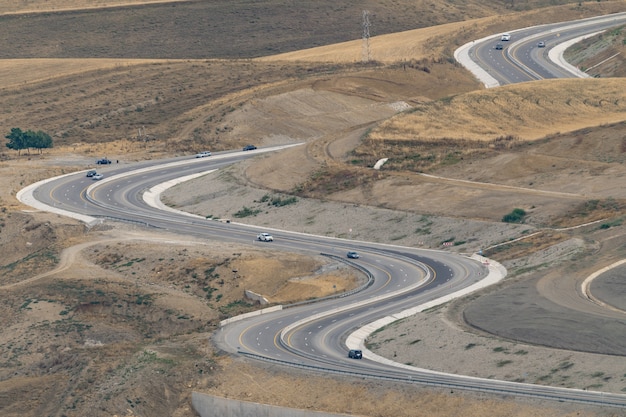 Autos auf kurvenreicher Bergstraße des Passes