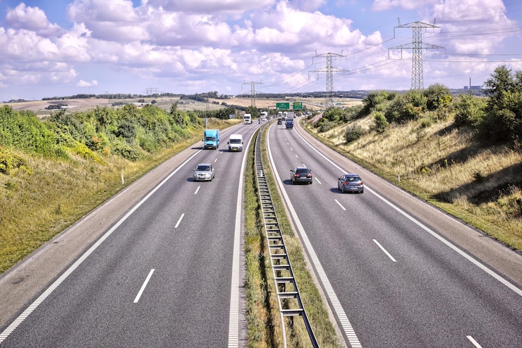 Foto autos, autobahnen und verkehr mit fahrt für die fahrt, bewegung und fahrt auf der autobahn für die straßenfahrt, außenfahrzeug und schnellverkehr auf den autobahnen, städtische pendeln und schnellstraßen oder richtungen