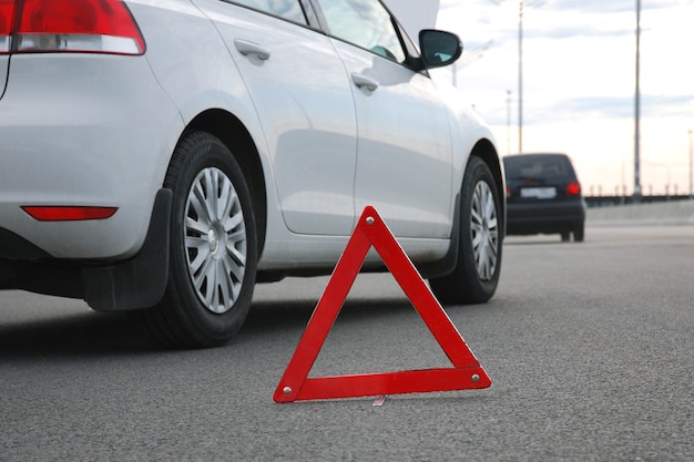 Autos bei kleinen Unfällen, Notdreieck auf der Straße