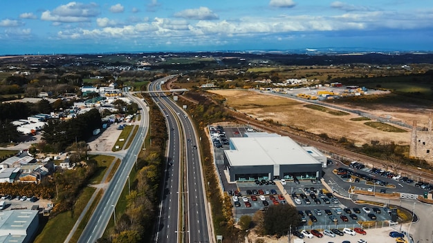 Autos bewegen sich auf dem Autobahnparkplatz mit vielen verschiedenen Fahrzeugen