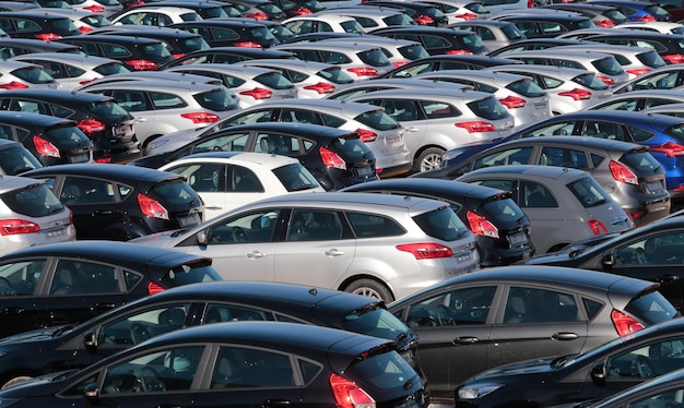 Autos, die auf der Straße geparkt sind