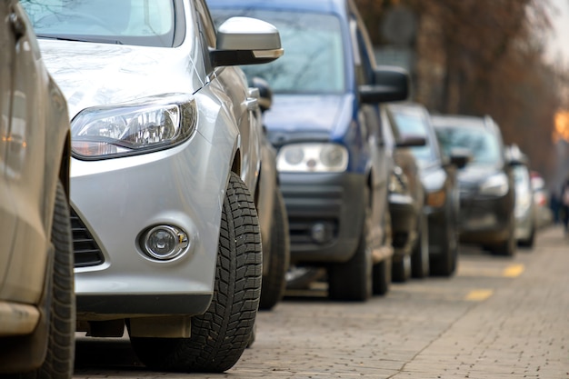 Autos, die in einer Reihe auf einer Straßenseite der Stadt geparkt sind.