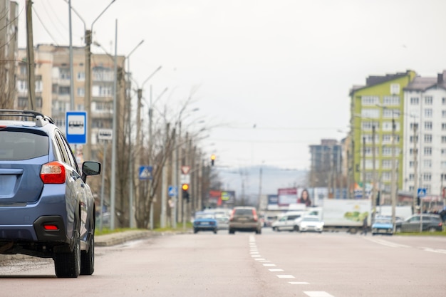 Autos, die in einer Reihe auf einer Straßenseite der Stadt geparkt sind.