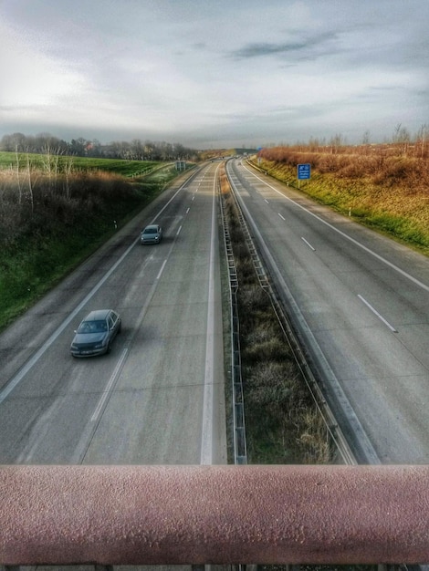 Foto autos, die sich auf der straße bewegen