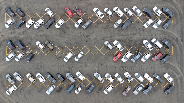 Autos Drohne Luftbild eines Parkplatzes mit selektivem Fokus natürliches Licht aus der Vogelperspektive
