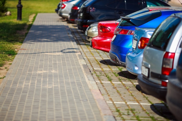 Autos estacionados en la ciudad.