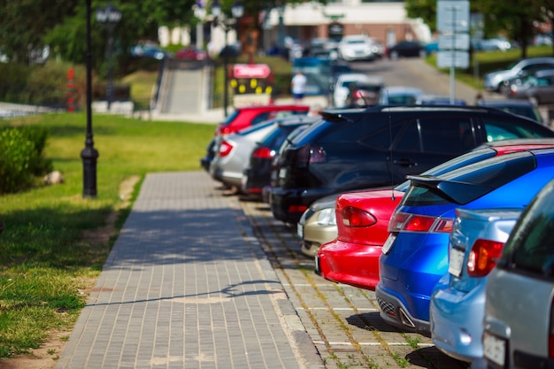 Foto autos estacionados en la ciudad.