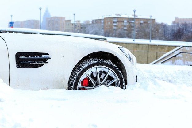 Autos estacionados cubiertos de nieve