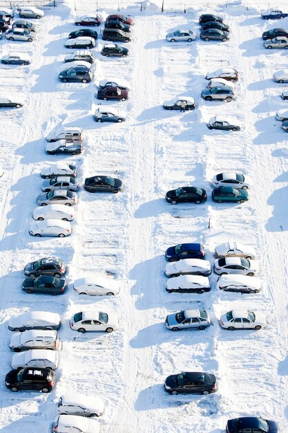 Autos estacionados cubiertos de nieve