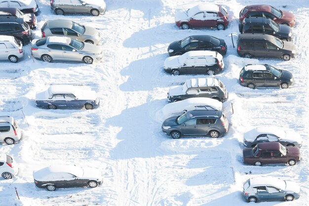 Autos estacionados cubiertos de nieve