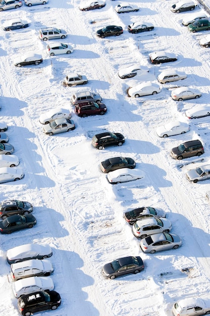 Autos estacionados cubiertos de nieve