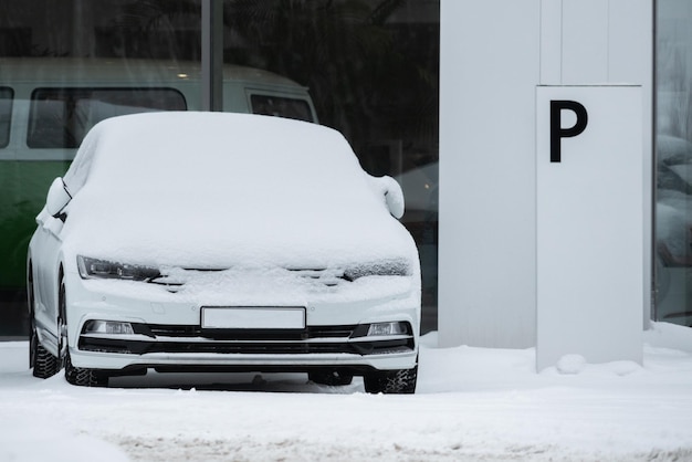 Autos estacionados cubiertos de nieve