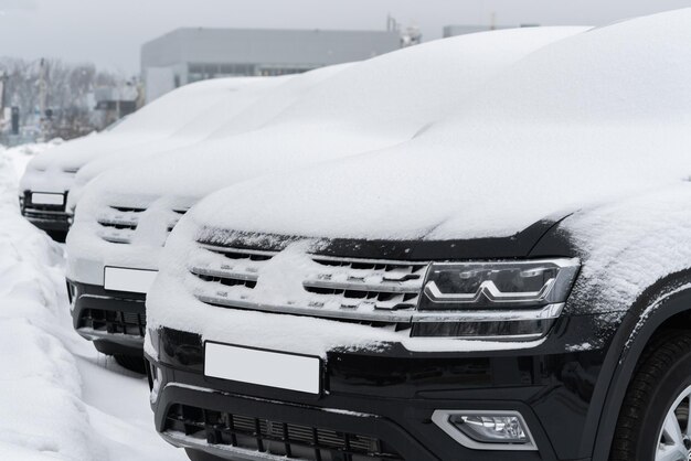 Foto autos estacionados cubiertos de nieve