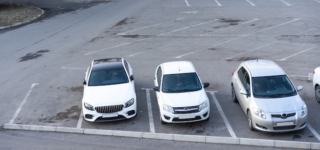 Autos estacionados en un estacionamiento