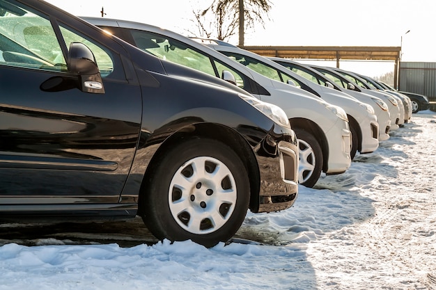 Autos estacionados en un lote. Fila de autos nuevos en el estacionamiento del concesionario de automóviles. Tema de Mercado de Autos en Venta.