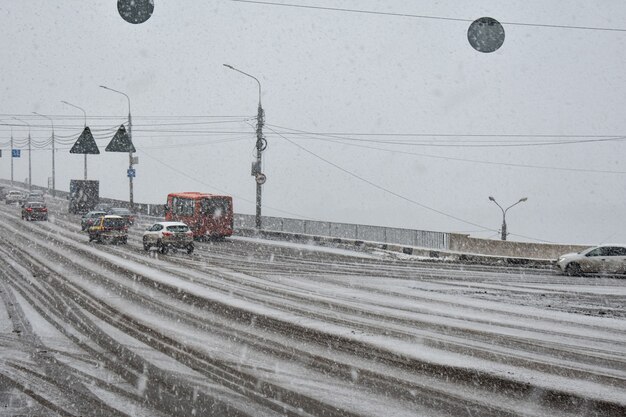 Autos fahren bei Schneewetter