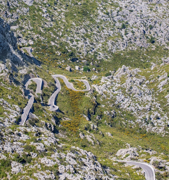 Autos fahren beliebt bei Touristen schöne gewundene Bergserpentinen Coll dels Reis, Mallorca, Spanien