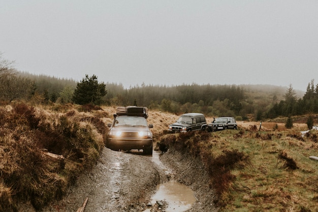 Autos fahren durch den Offroad-Pfad