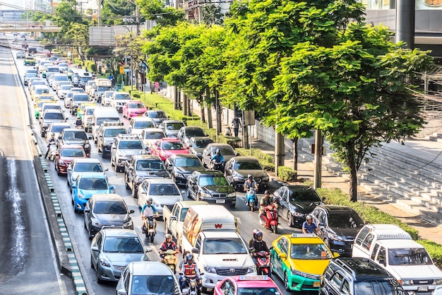 Autos fahren in die stark befahrenen Straßen der thailändischen Hauptstadt.