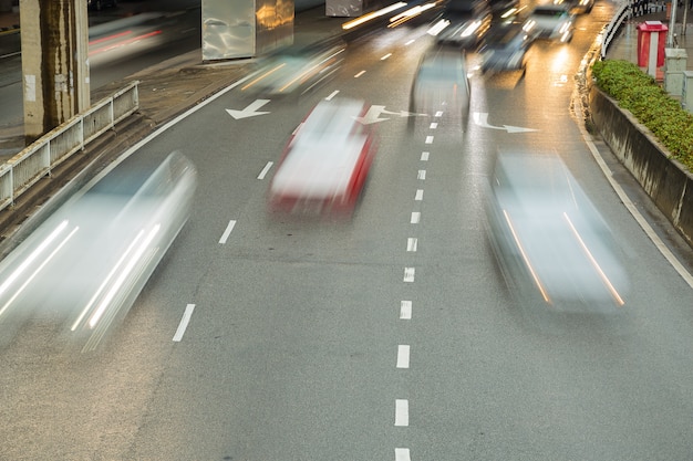 Autos laufen auf der Straße