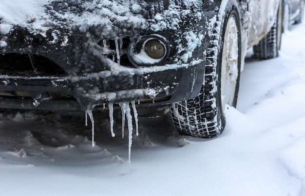 Autos mit Schnee bedeckt