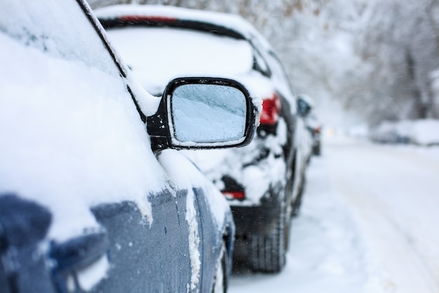 Autos mit Schnee bedeckt