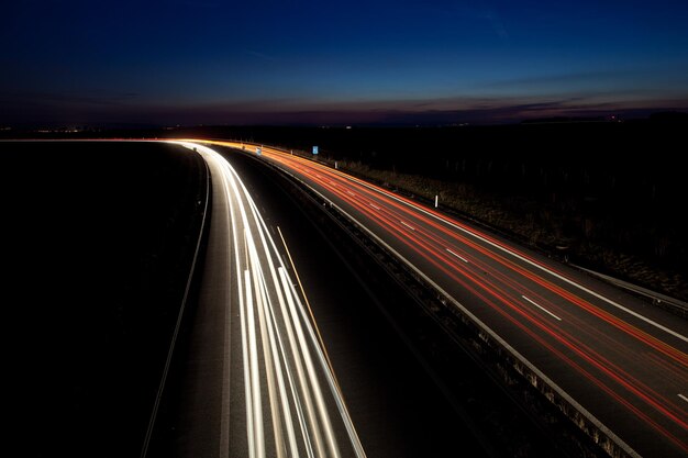 Autos moviéndose rápido en una carretera