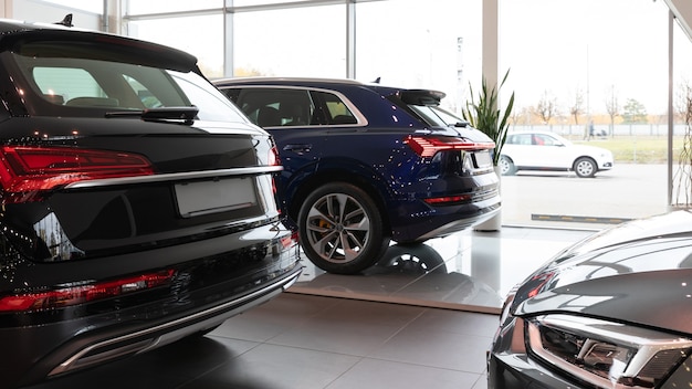 Autos nuevos en el concesionario de SUV de lujo.