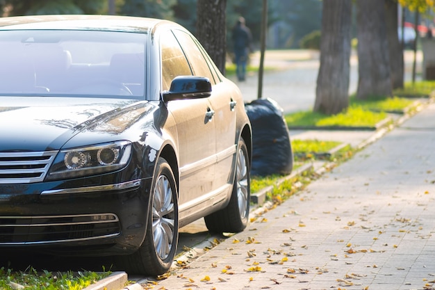 Autos parken auf einer Straßenseite der Stadt in der Fußgängerzone.