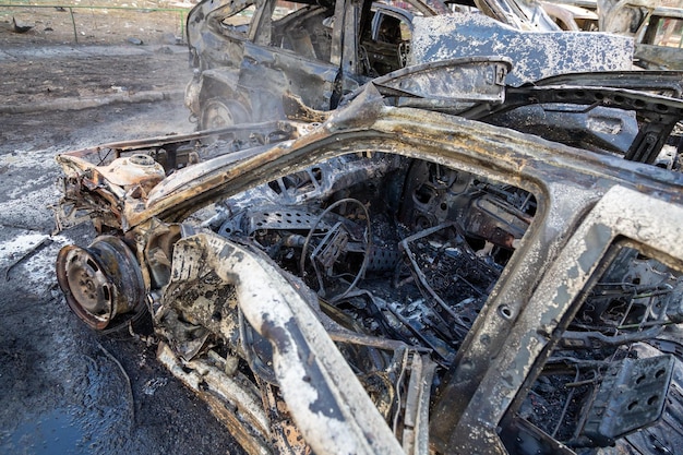 Autos quemados como resultado del bombardeo de Kiev