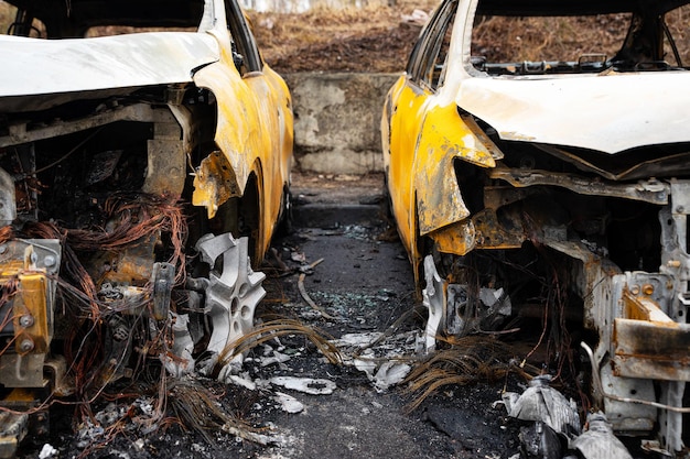 Autos rotos y quemados en el estacionamiento, accidente o vandalismo intencional