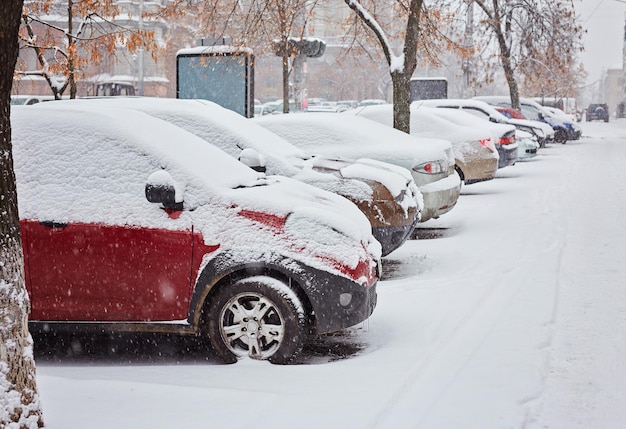 Autos sind im Winter mit Schnee bedeckt