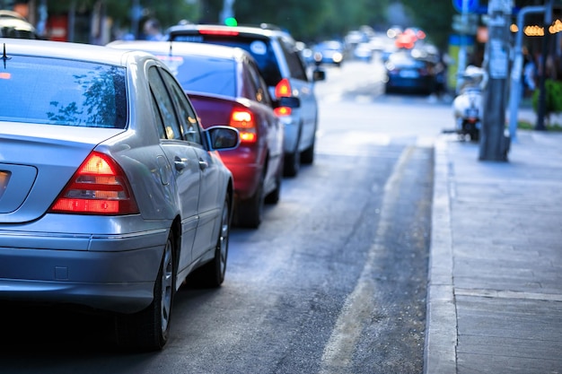 Autos stehen im Stau