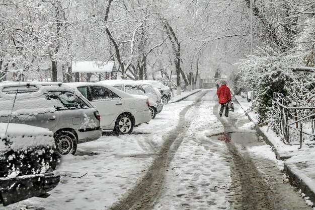 Foto autos unter schnee im hof in der stadt