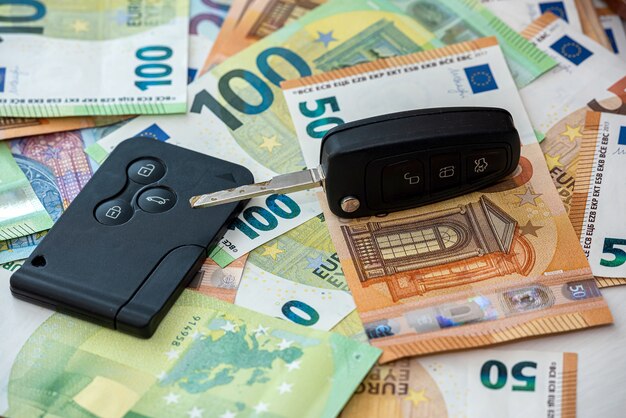 Autoschlüssel auf Eurogeld, Autokonzept mieten oder kaufen. sparen