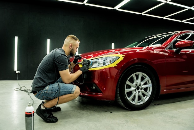 Autoservice-Arbeiter, der Auto poliert